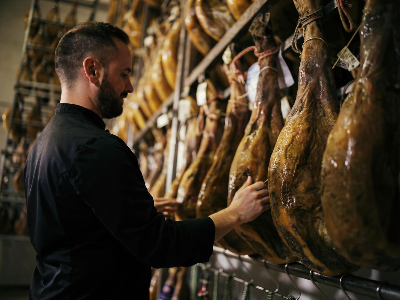 Selección de jamón ibérico en secadero